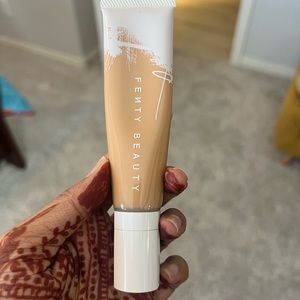 F enty Beauty by Rihanna
Pro Filt'r Hydrating Longwear Foundation Color 300